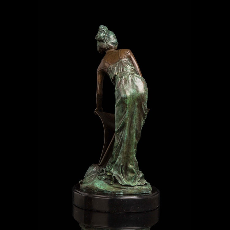 Senhora com livro de grandes dimensões | Bronze colorido | Escultura de fantasia